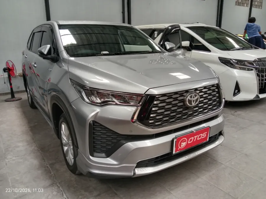 Foto Mobil Bekas Kanan Depan Toyota Kijang Innova 2.0 Zenix Q HV CVT TSS Modellista tahun 2024