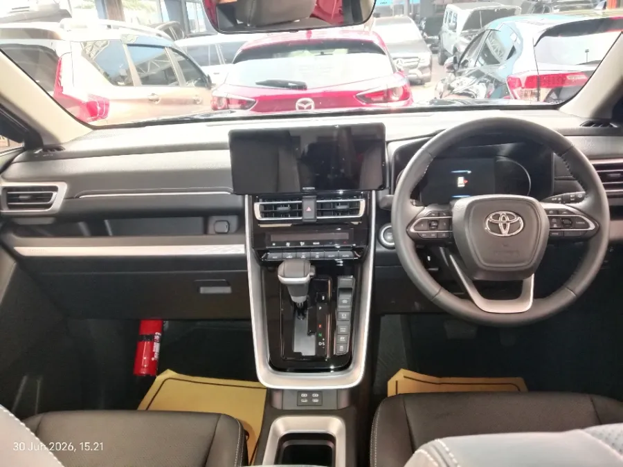 Foto Mobil Bekas Dashboard Toyota Kijang Innova 2.0 Zenix Q HV CVT TSS Modellista tahun 2025