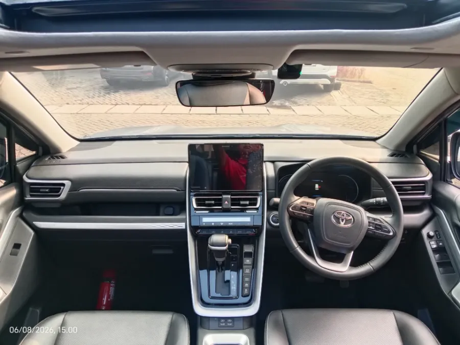 Foto Mobil Bekas Dashboard Toyota Kijang Innova 2.0 Zenix Q HV CVT TSS Modellista tahun 2025