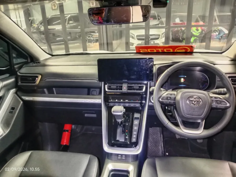 Foto Mobil Bekas Dashboard Toyota Kijang Innova 2.0 Zenix Q HV CVT TSS Modellista tahun 2025