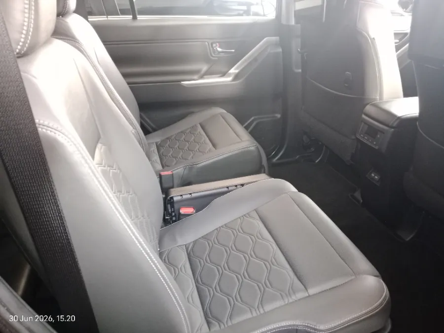 Foto Mobil Bekas Kabin Belakang Toyota Kijang Innova 2.0 Zenix Q HV CVT TSS Modellista tahun 2025