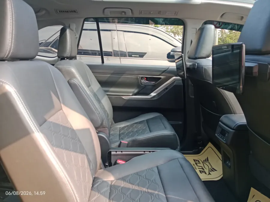 Foto Mobil Bekas Kabin Belakang Toyota Kijang Innova 2.0 Zenix Q HV CVT TSS Modellista tahun 2025