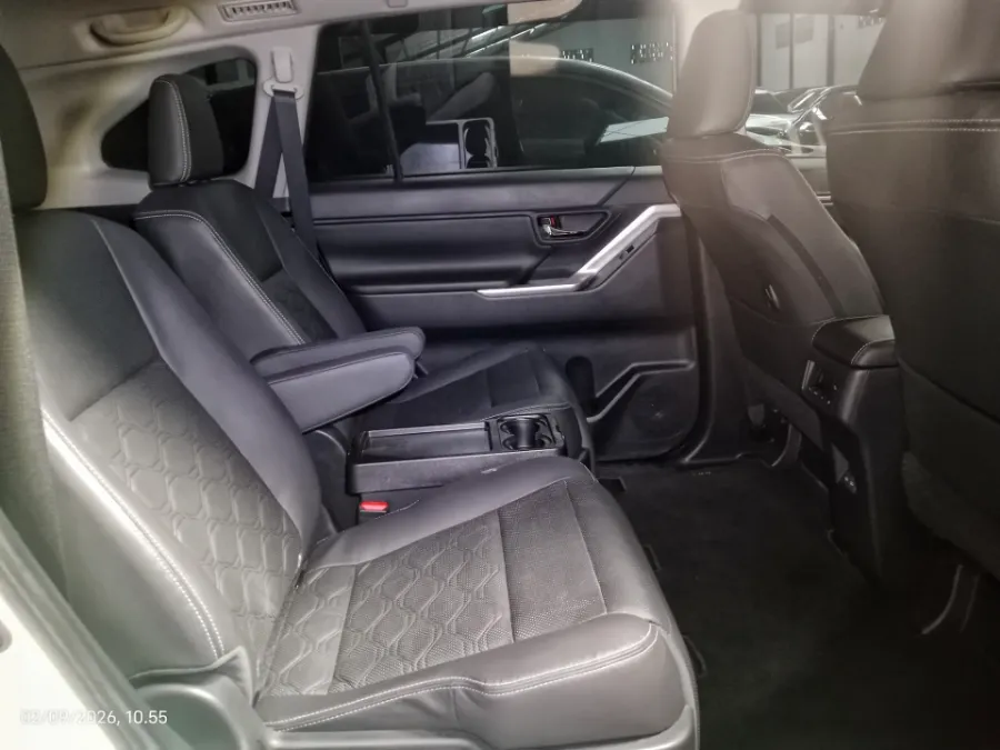 Foto Mobil Bekas Kabin Belakang Toyota Kijang Innova 2.0 Zenix Q HV CVT TSS Modellista tahun 2025