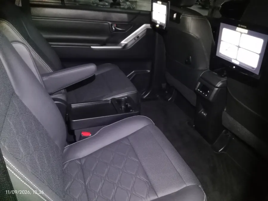 Foto Mobil Bekas Kabin Belakang Toyota Kijang Innova 2.0 Zenix Q HV CVT TSS Modellista tahun 2025