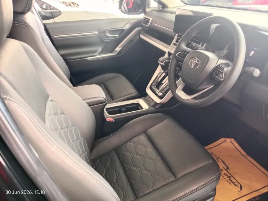 Foto Mobil Bekas Kabin Depan Toyota Kijang Innova 2.0 Zenix Q HV CVT TSS Modellista tahun 2025