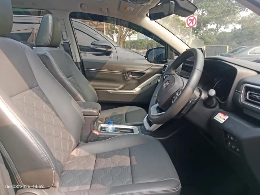 Foto Mobil Bekas Kabin Depan Toyota Kijang Innova 2.0 Zenix Q HV CVT TSS Modellista tahun 2025