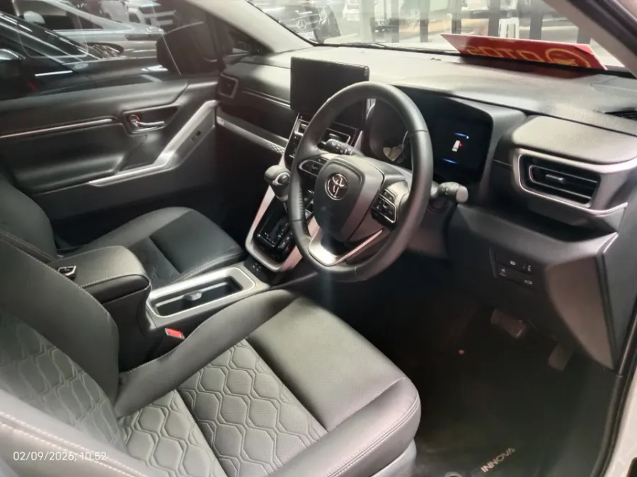 Foto Mobil Bekas Kabin Depan Toyota Kijang Innova 2.0 Zenix Q HV CVT TSS Modellista tahun 2025