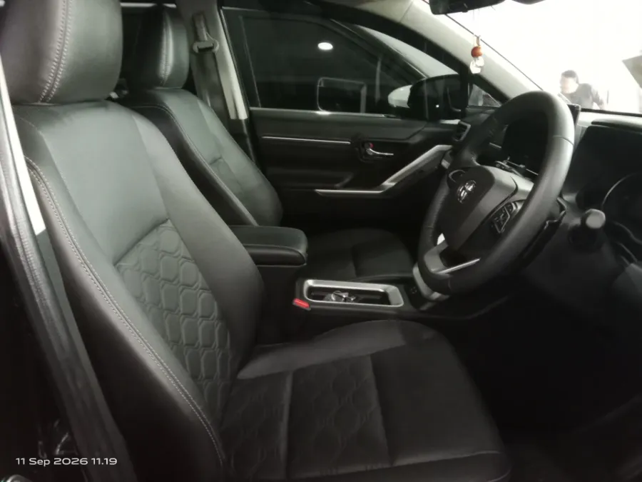 Foto Mobil Bekas Kabin Depan Toyota Kijang Innova 2.0 Zenix Q HV CVT TSS Modellista tahun 2025