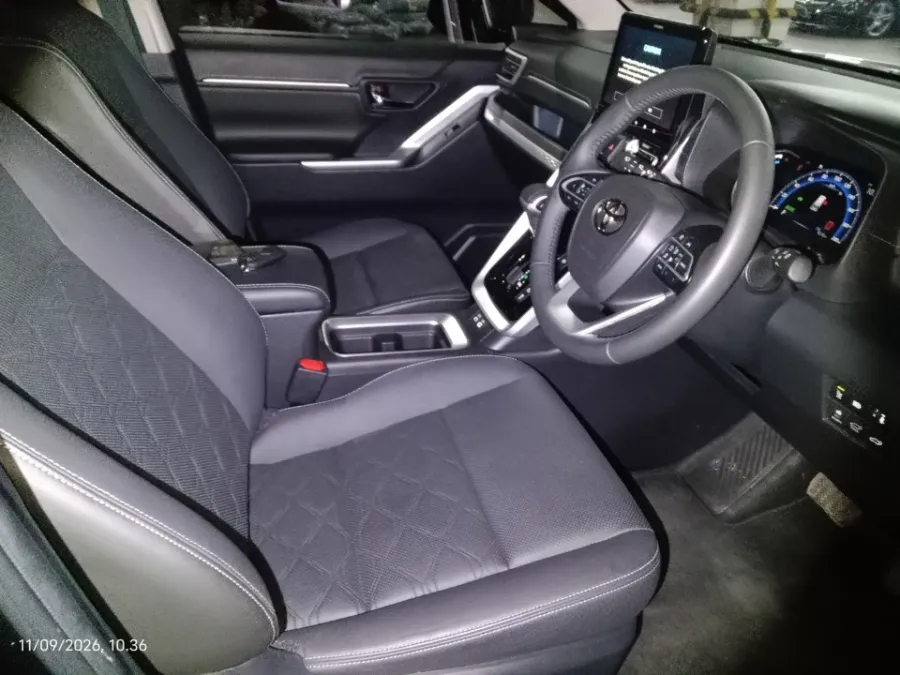 Foto Mobil Bekas Kabin Depan Toyota Kijang Innova 2.0 Zenix Q HV CVT TSS Modellista tahun 2025