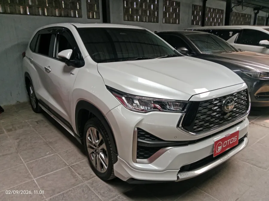 Foto Mobil Bekas Kanan Depan Toyota Kijang Innova 2.0 Zenix Q HV CVT TSS Modellista tahun 2025