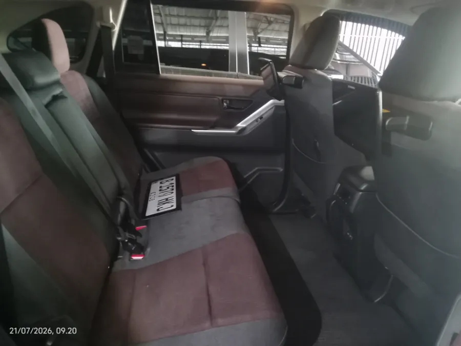 Foto Mobil Bekas Kabin Belakang Toyota Kijang Innova 2.0 Zenix V CVT tahun 2022