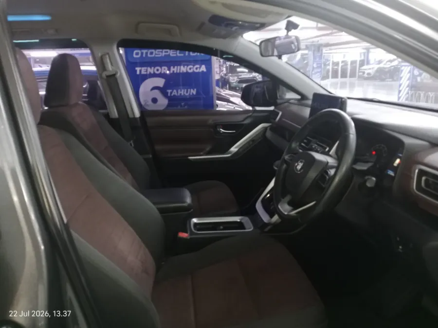 Foto Mobil Bekas Kabin Depan Toyota Kijang Innova 2.0 Zenix V CVT tahun 2022