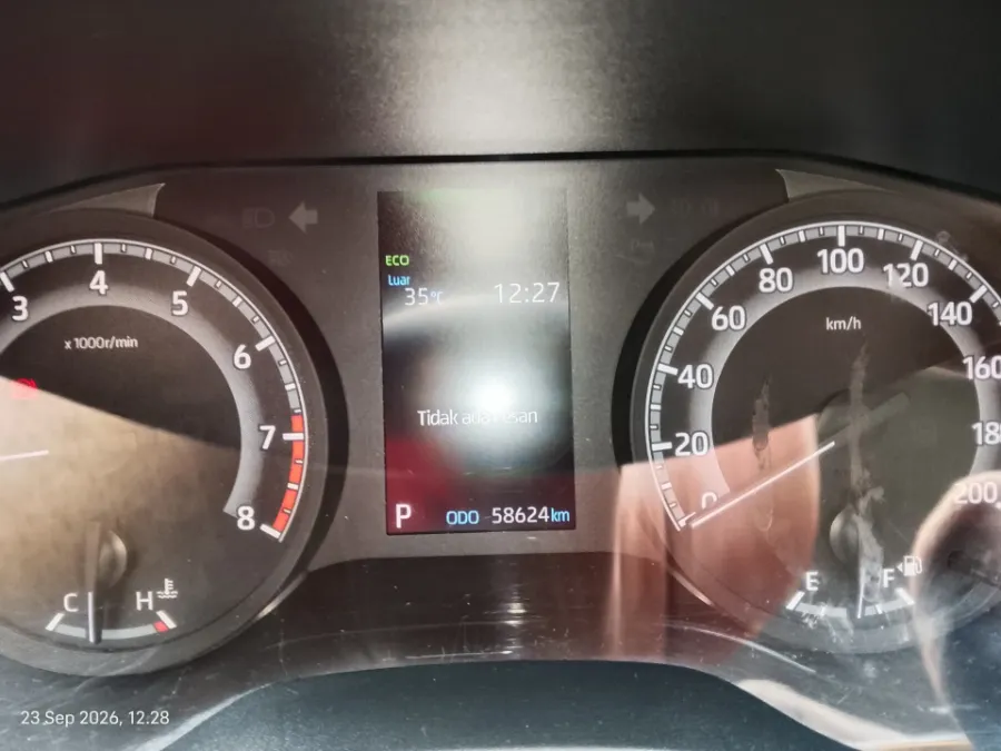 Foto Mobil Bekas Odometer Toyota Kijang Innova 2.0 Zenix V CVT tahun 2022