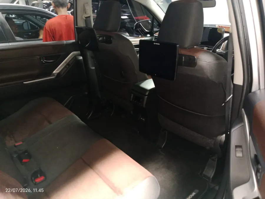 Foto Mobil Bekas Kabin Belakang Toyota Kijang Innova 2.0 Zenix V CVT tahun 2023
