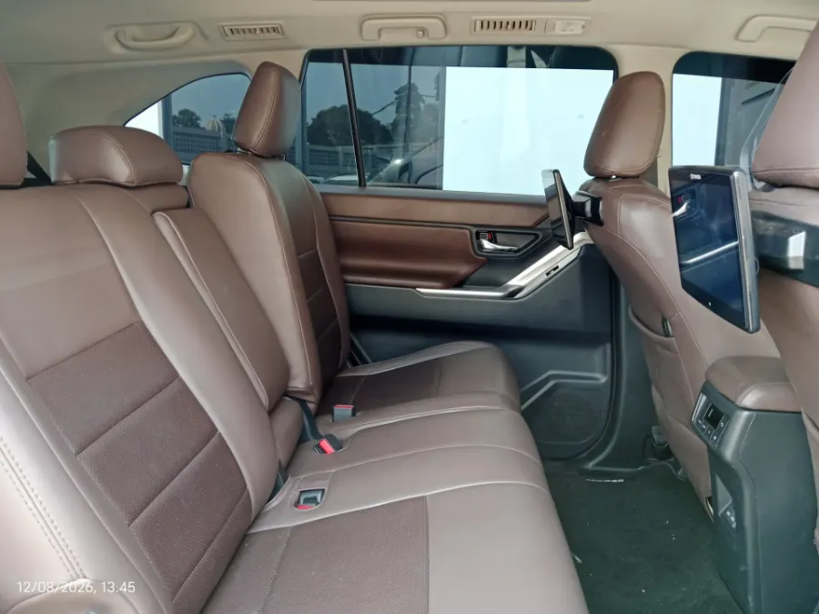 Foto Mobil Bekas Kabin Belakang Toyota Kijang Innova 2.0 Zenix V CVT tahun 2023