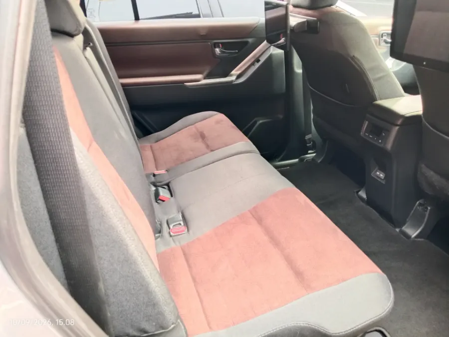 Foto Mobil Bekas Kabin Belakang Toyota Kijang Innova 2.0 Zenix V CVT tahun 2023