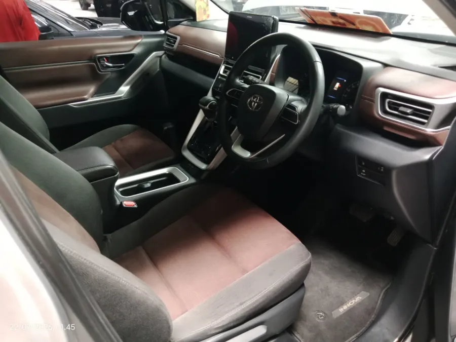 Foto Mobil Bekas Kabin Depan Toyota Kijang Innova 2.0 Zenix V CVT tahun 2023