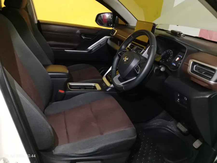 Foto Mobil Bekas Kabin Depan Toyota Kijang Innova 2.0 Zenix V CVT tahun 2023