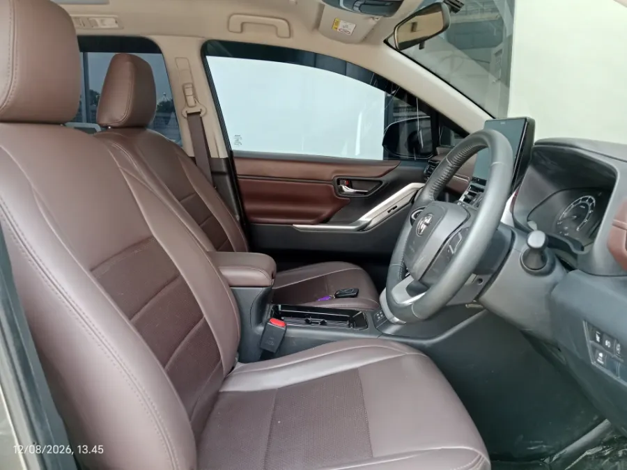 Foto Mobil Bekas Kabin Depan Toyota Kijang Innova 2.0 Zenix V CVT tahun 2023
