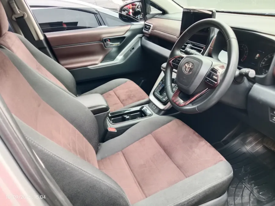 Foto Mobil Bekas Kabin Depan Toyota Kijang Innova 2.0 Zenix V CVT tahun 2023
