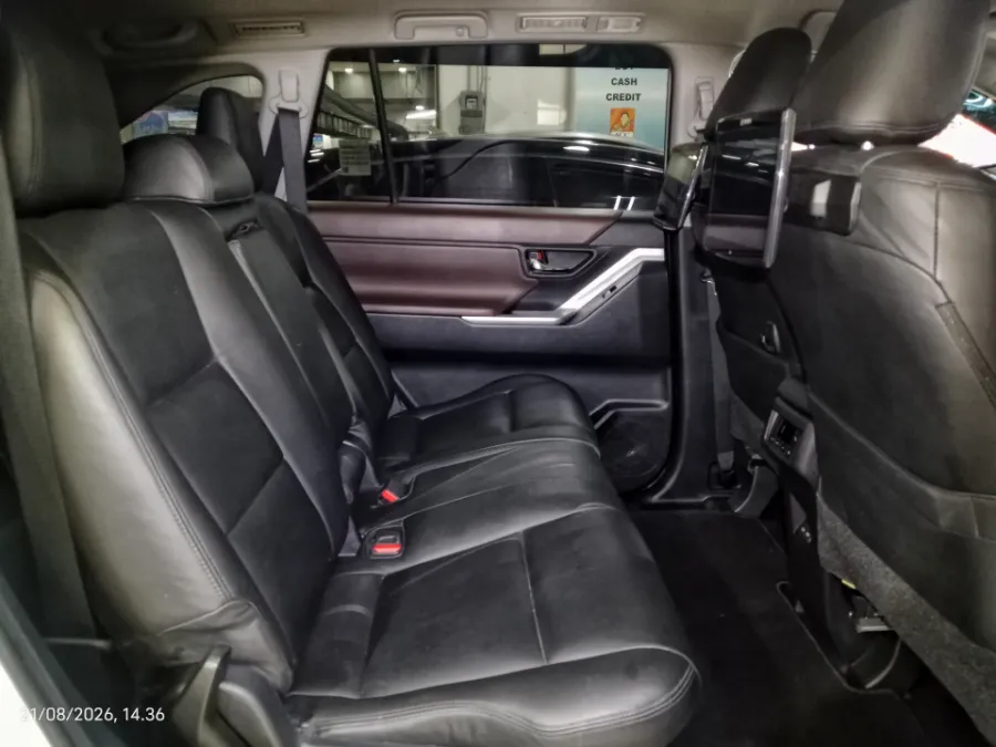 Foto Mobil Bekas Kabin Belakang Toyota Kijang Innova 2.0 Zenix V CVT tahun 2025