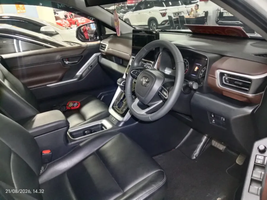 Foto Mobil Bekas Kabin Depan Toyota Kijang Innova 2.0 Zenix V CVT tahun 2025