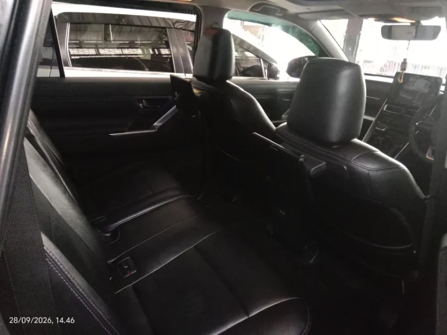 Foto Mobil Bekas Kabin Belakang Toyota Kijang Innova 2.0 Zenix V HV CVT tahun 2022