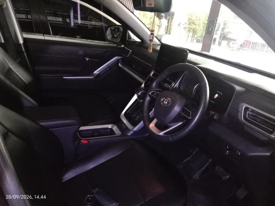 Foto Mobil Bekas Kabin Depan Toyota Kijang Innova 2.0 Zenix V HV CVT tahun 2022