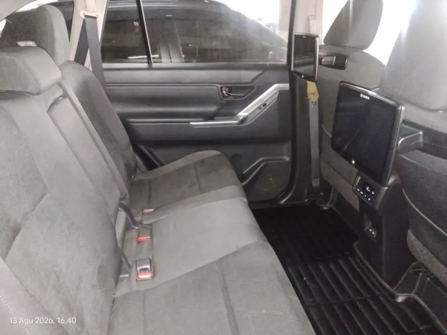 Foto Mobil Bekas Kabin Belakang Toyota Kijang Innova 2.0 Zenix V HV CVT tahun 2023