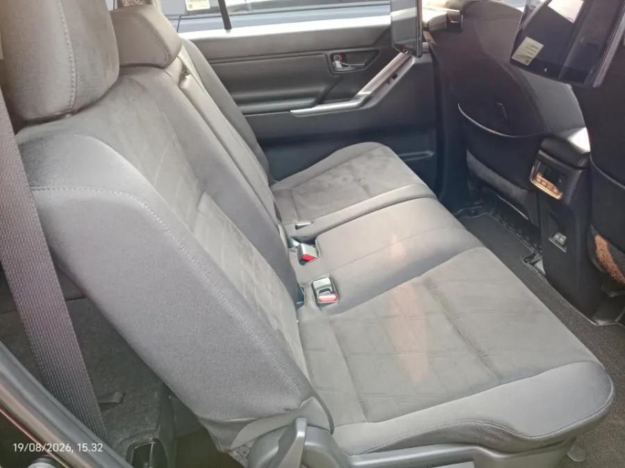 Foto Mobil Bekas Kabin Belakang Toyota Kijang Innova 2.0 Zenix V HV CVT tahun 2023