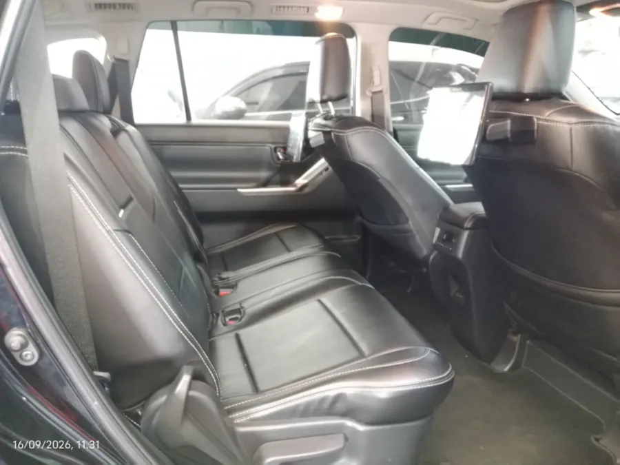 Foto Mobil Bekas Kabin Belakang Toyota Kijang Innova 2.0 Zenix V HV CVT tahun 2023