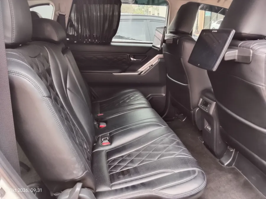 Foto Mobil Bekas Kabin Belakang Toyota Kijang Innova 2.0 Zenix V HV CVT tahun 2023