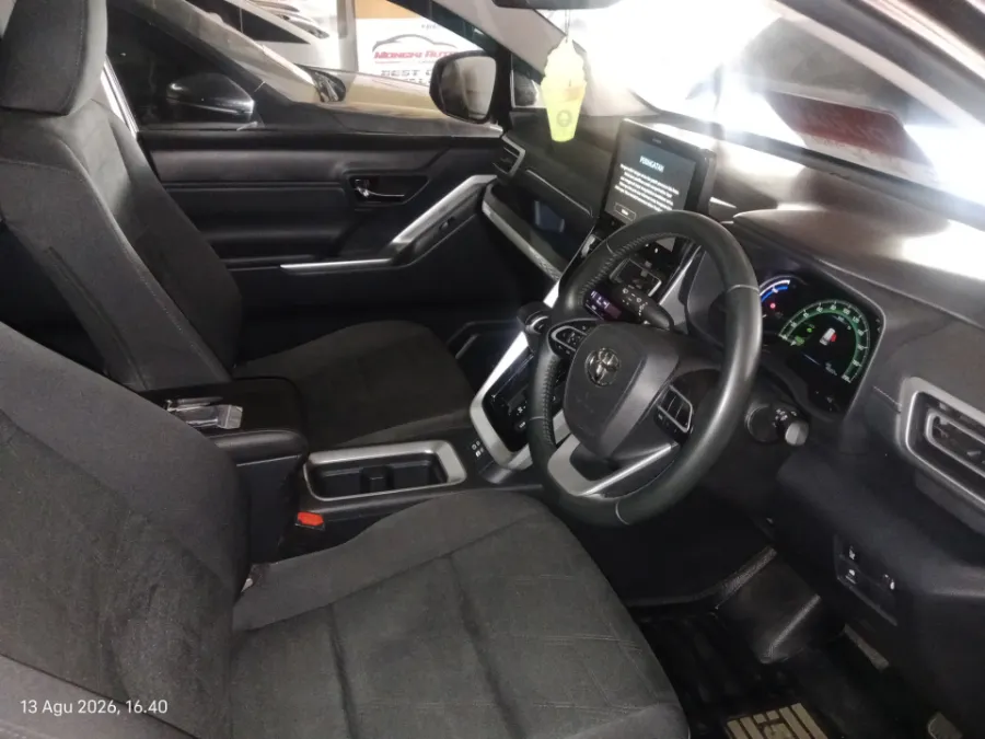 Foto Mobil Bekas Kabin Depan Toyota Kijang Innova 2.0 Zenix V HV CVT tahun 2023