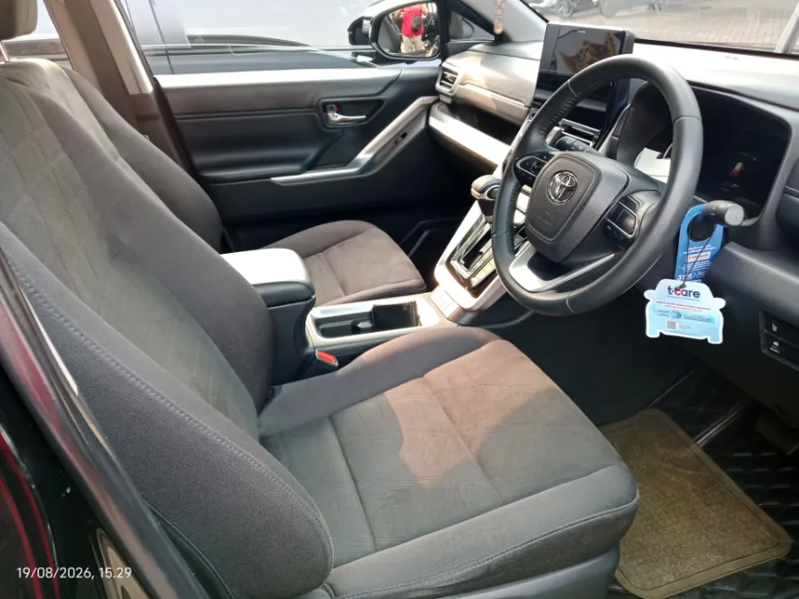 Foto Mobil Bekas Kabin Depan Toyota Kijang Innova 2.0 Zenix V HV CVT tahun 2023