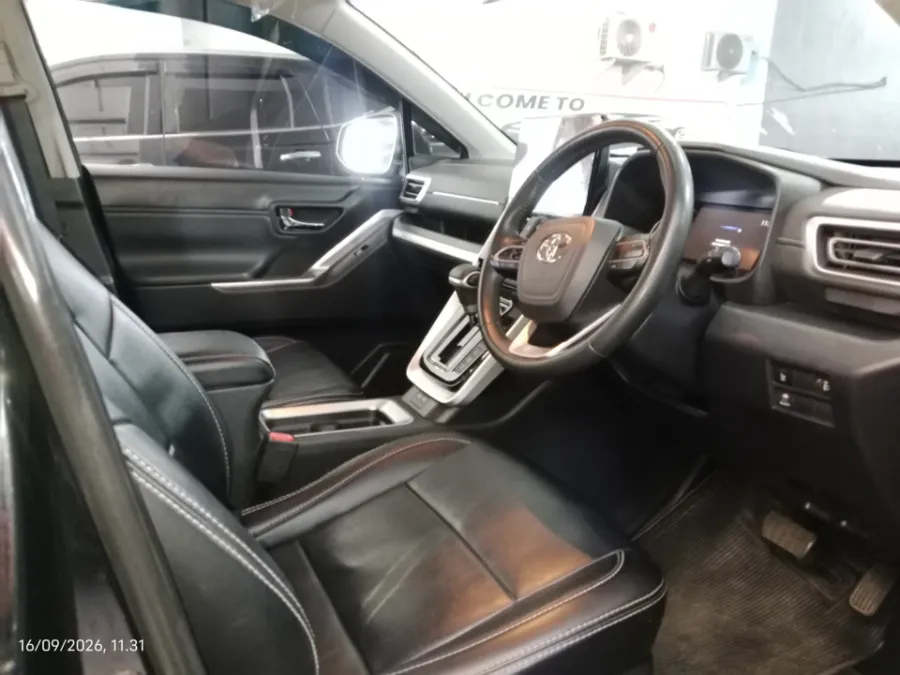 Foto Mobil Bekas Kabin Depan Toyota Kijang Innova 2.0 Zenix V HV CVT tahun 2023
