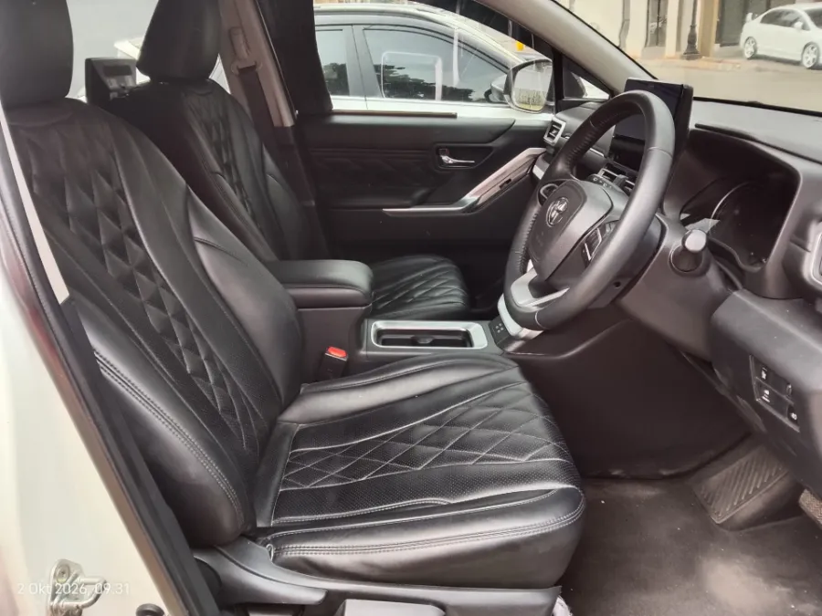 Foto Mobil Bekas Kabin Depan Toyota Kijang Innova 2.0 Zenix V HV CVT tahun 2023