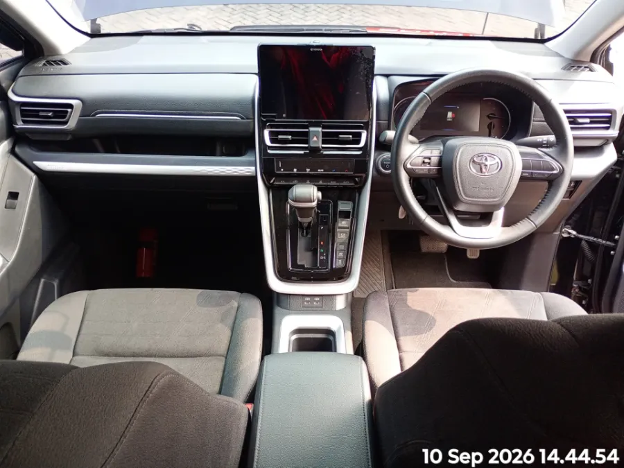 Foto Mobil Bekas Dashboard Toyota Kijang Innova 2.0 Zenix V HV CVT tahun 2024