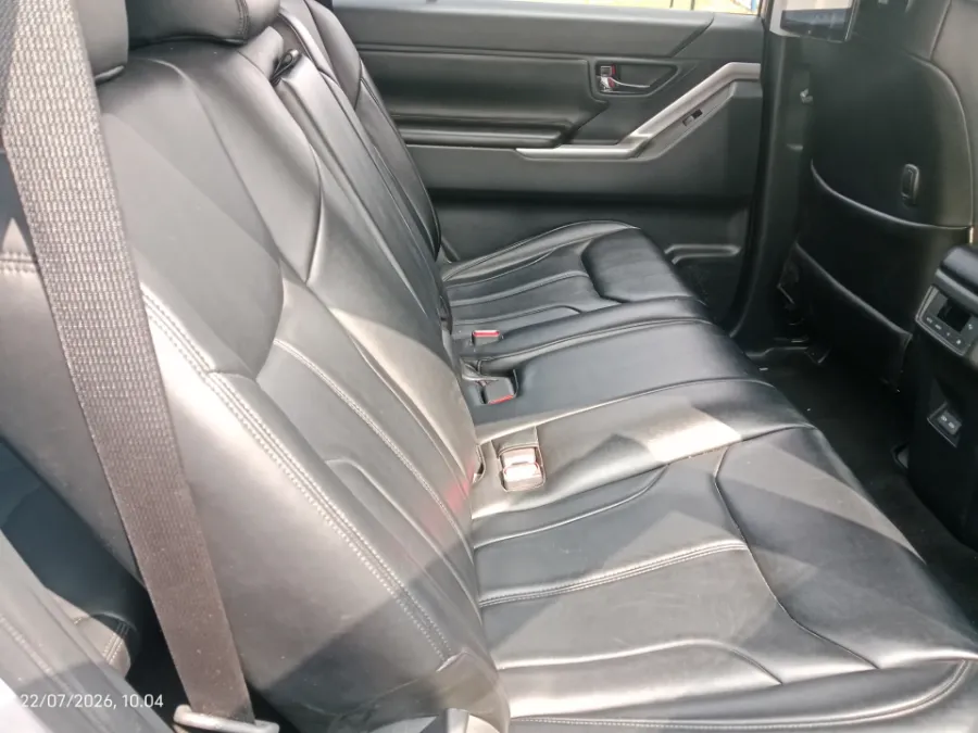 Foto Mobil Bekas Kabin Belakang Toyota Kijang Innova 2.0 Zenix V HV CVT tahun 2024