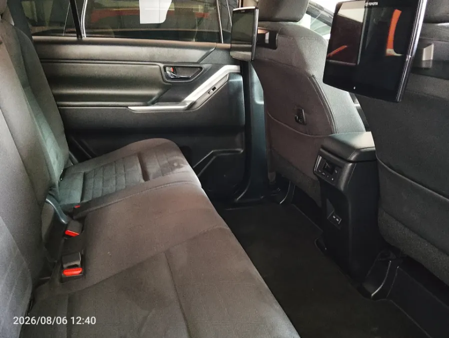Foto Mobil Bekas Kabin Belakang Toyota Kijang Innova 2.0 Zenix V HV CVT tahun 2024