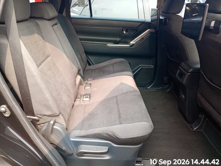 Foto Mobil Bekas Kabin Belakang Toyota Kijang Innova 2.0 Zenix V HV CVT tahun 2024