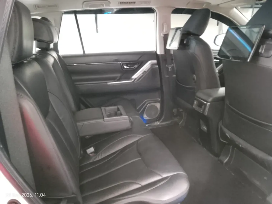 Foto Mobil Bekas Kabin Belakang Toyota Kijang Innova 2.0 Zenix V HV CVT tahun 2024