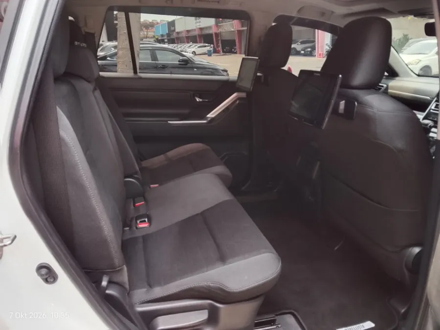 Foto Mobil Bekas Kabin Belakang Toyota Kijang Innova 2.0 Zenix V HV CVT tahun 2024