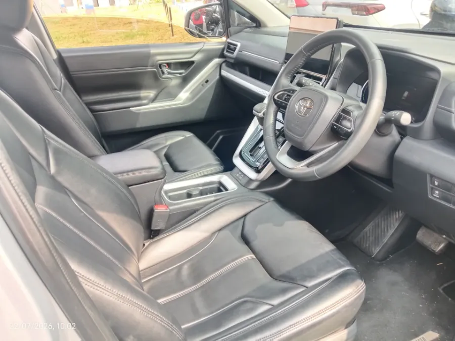 Foto Mobil Bekas Kabin Depan Toyota Kijang Innova 2.0 Zenix V HV CVT tahun 2024