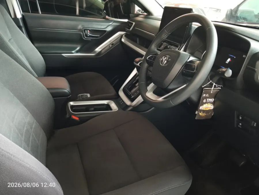 Foto Mobil Bekas Kabin Depan Toyota Kijang Innova 2.0 Zenix V HV CVT tahun 2024