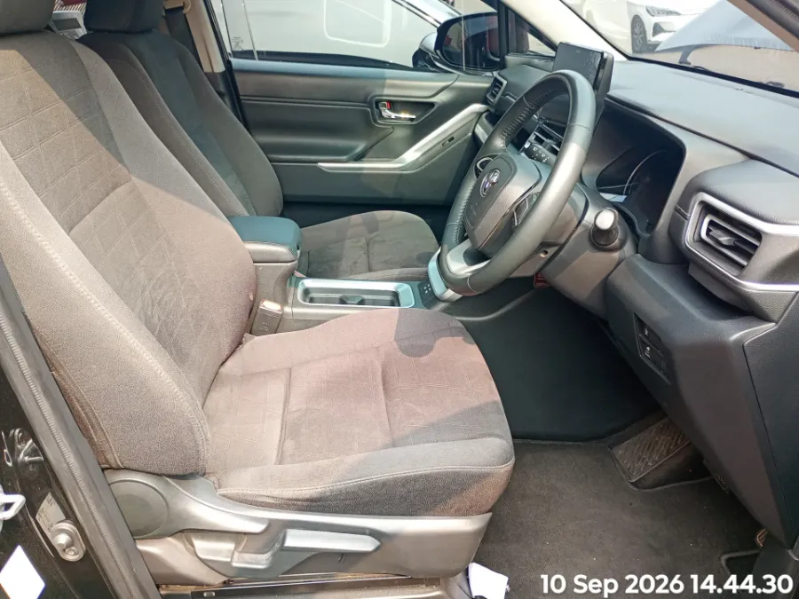 Foto Mobil Bekas Kabin Depan Toyota Kijang Innova 2.0 Zenix V HV CVT tahun 2024