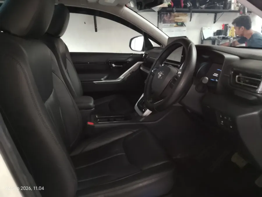 Foto Mobil Bekas Kabin Depan Toyota Kijang Innova 2.0 Zenix V HV CVT tahun 2024