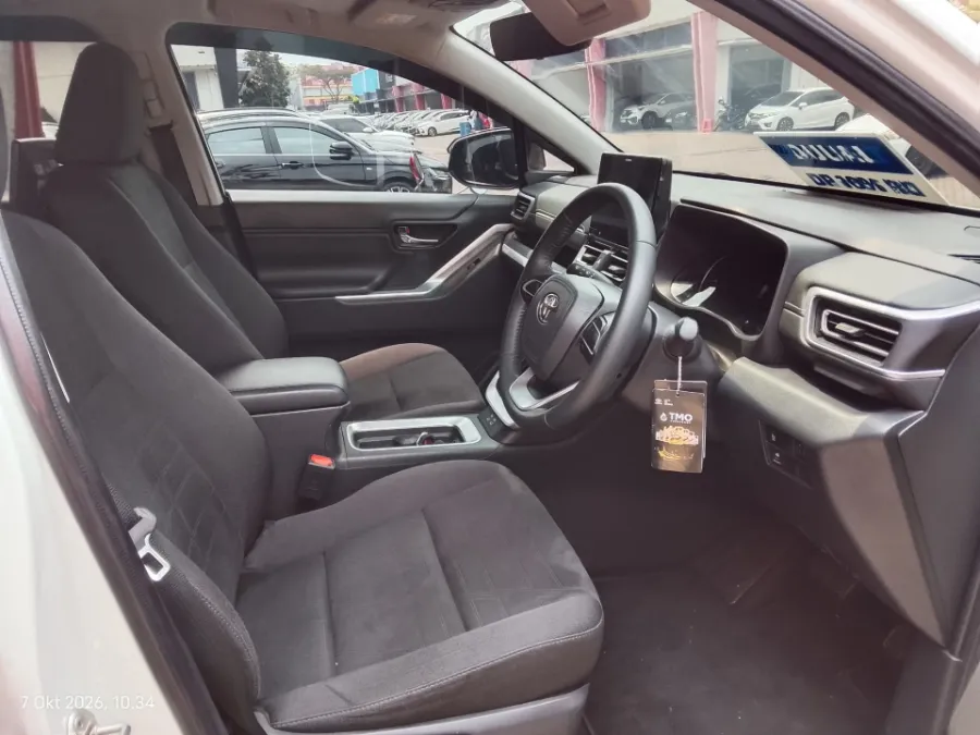 Foto Mobil Bekas Kabin Depan Toyota Kijang Innova 2.0 Zenix V HV CVT tahun 2024
