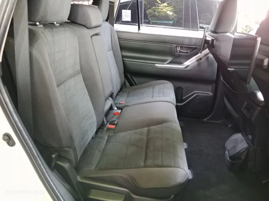 Foto Mobil Bekas Kabin Belakang Toyota Kijang Innova 2.0 Zenix V HV CVT tahun 2025