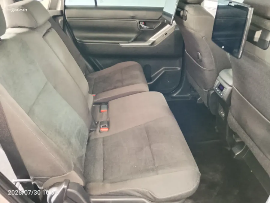 Foto Mobil Bekas Kabin Belakang Toyota Kijang Innova 2.0 Zenix V HV CVT tahun 2025