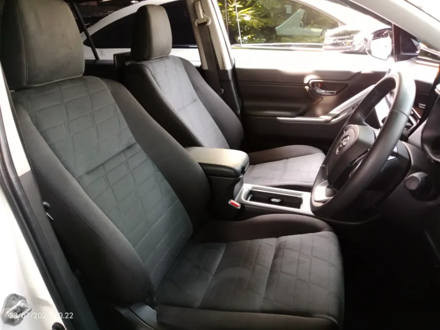 Foto Mobil Bekas Kabin Depan Toyota Kijang Innova 2.0 Zenix V HV CVT tahun 2025